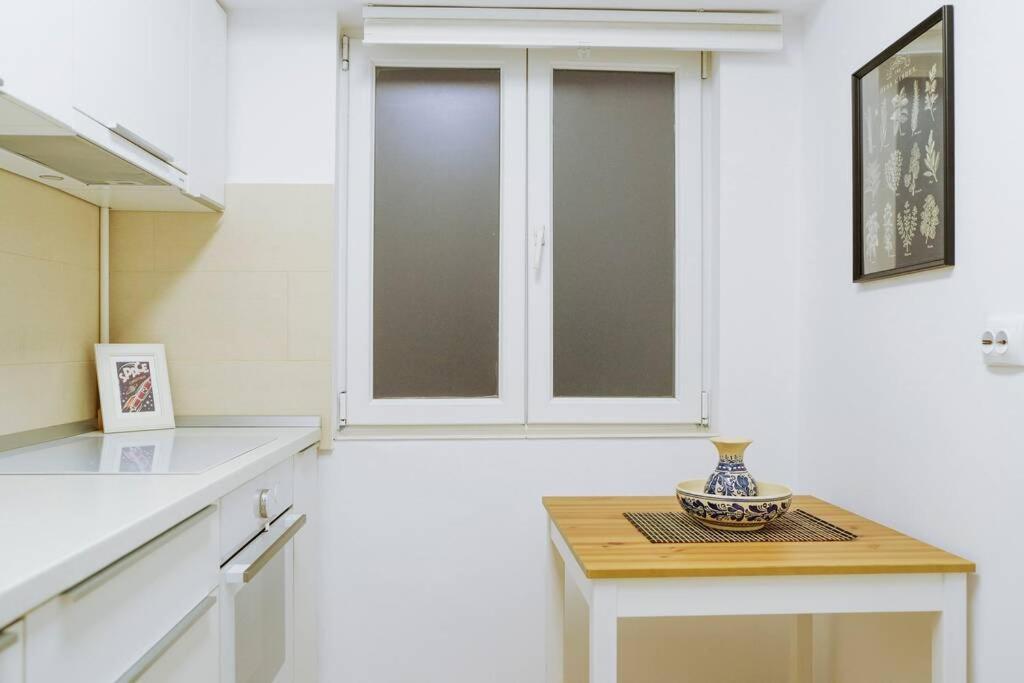 Elegant Vibes Apartment Next To Obor Market ブカレスト エクステリア 写真